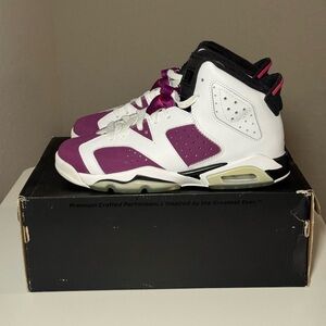 Air Jordan 6 Retro Jordan Kids Sneakers in White and Purple